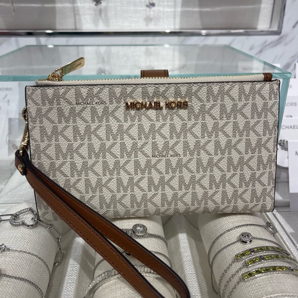 MICHAEL KORS Jet Set Trvl Lg Signature Logo Double Zip Smartphone Wallet
Vanilla - Picture 3 of 16